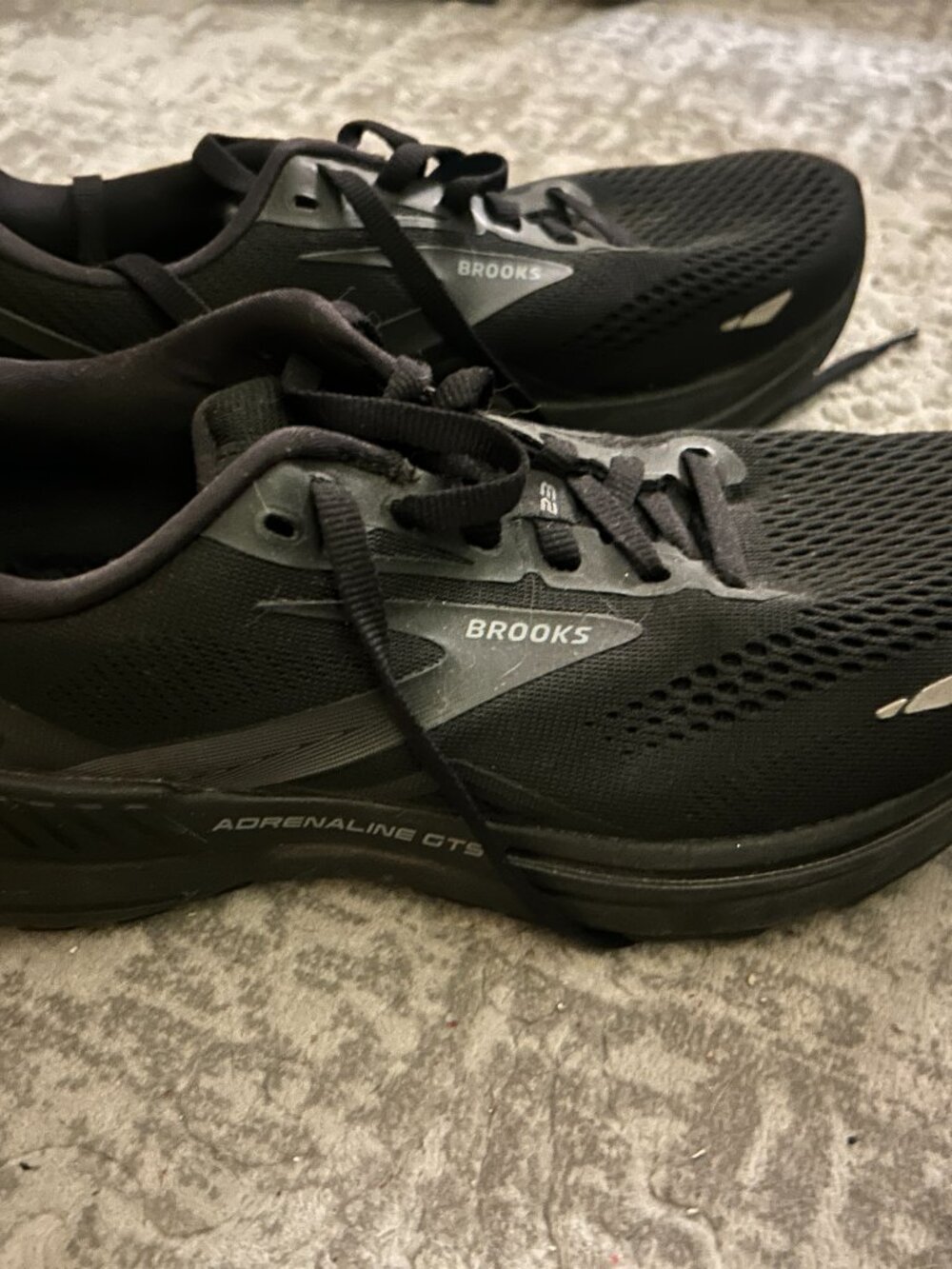 Brooks black athletic shoes - Size 8 (missing insole)